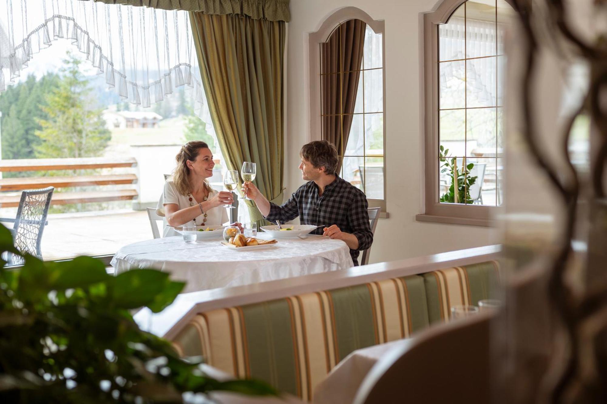 Hotel Terme Antico Bagno Pozza di Fassa Bagian luar foto