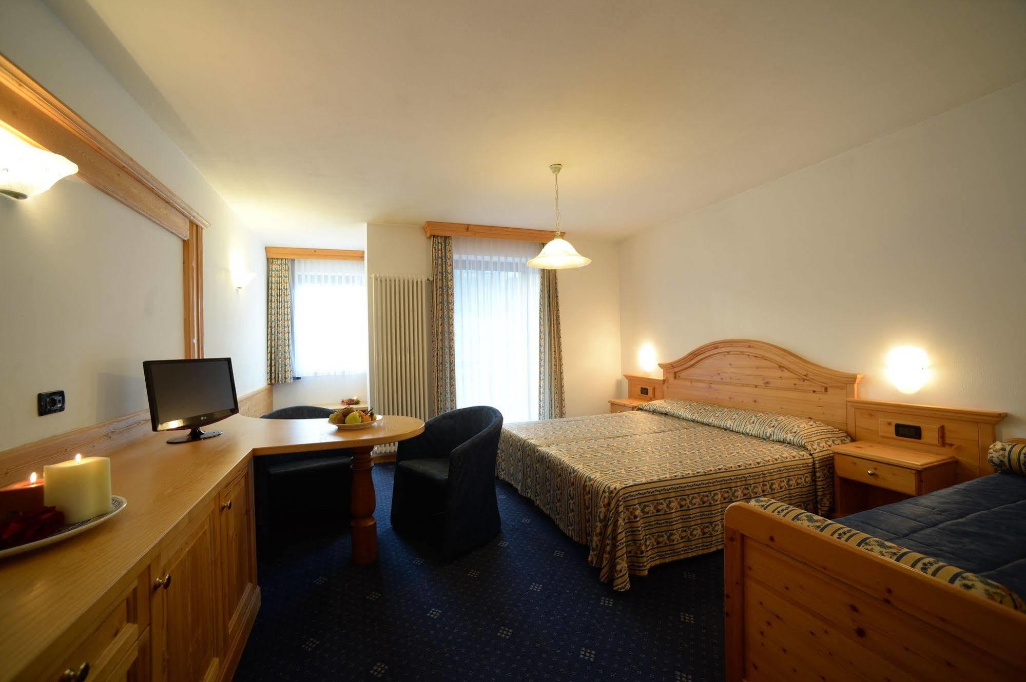 Hotel Terme Antico Bagno Pozza di Fassa Bagian luar foto